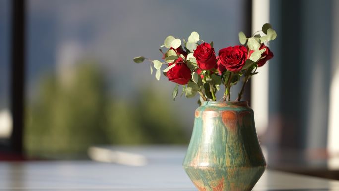 酒店民宿住宅餐桌一束玫瑰花阳光实拍原素材