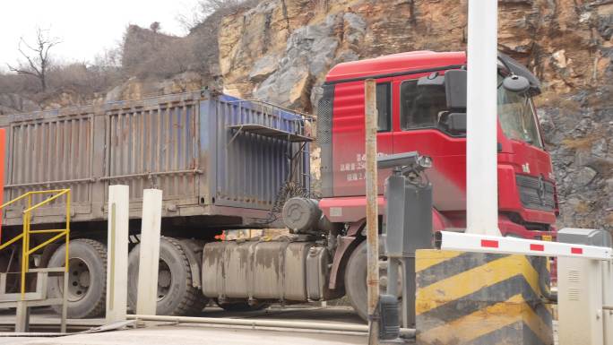 卡车 装卸货 过磅 货车 建材运输