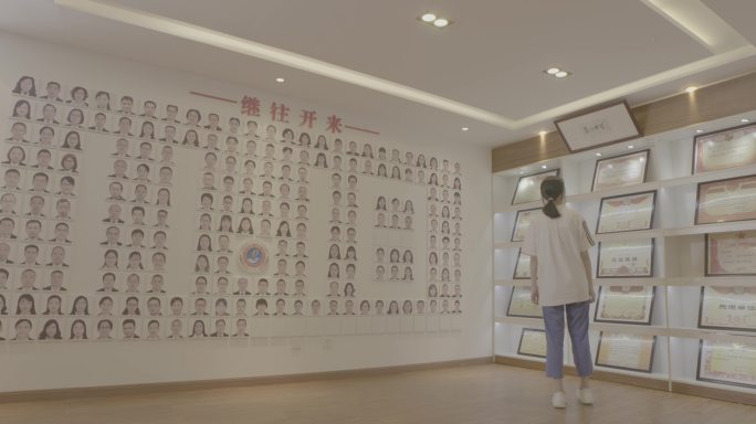 【4K灰度】女生观看文化墙陈列馆