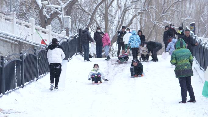 小孩玩雪