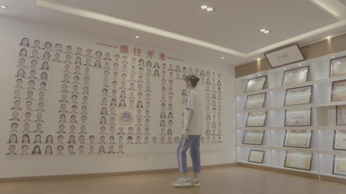 【4K灰度】高中生观看学校文化墙