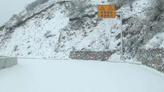 大山深处雪地行车