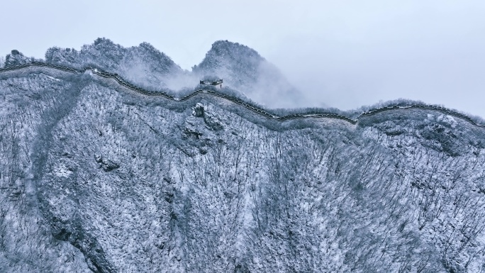 航拍北京箭扣长城第一场雪好似水墨画