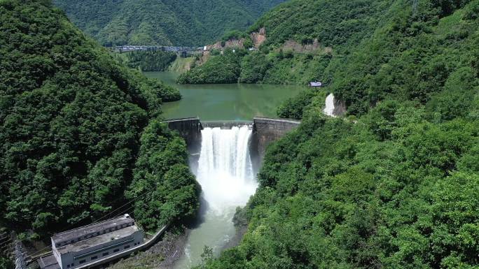 大山深处的青山绿水飞瀑