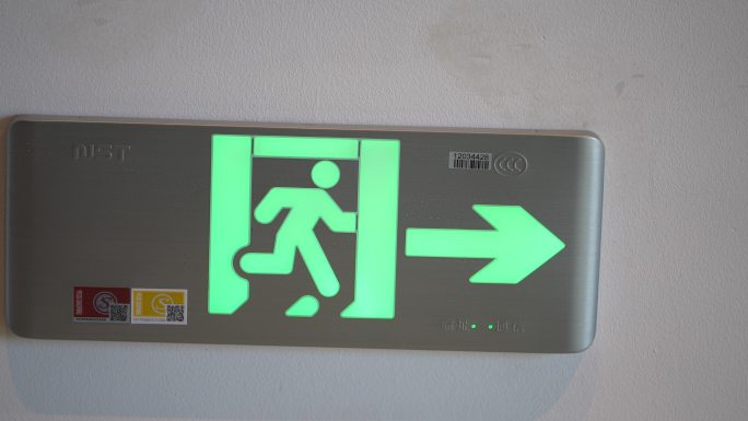 绿色安全指示灯紧急消防安全通道实拍原素材