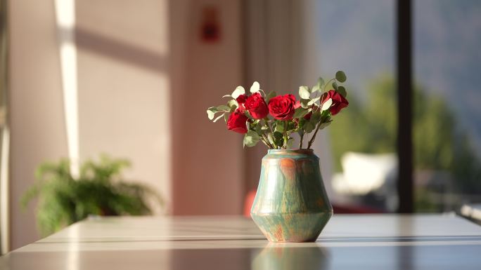 酒店民宿室内会议室咖啡厅餐桌一盆玫瑰花