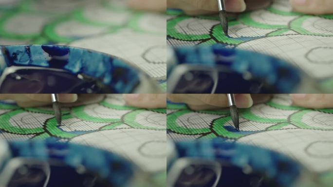 Z毛笔沾颜料给画稿填色