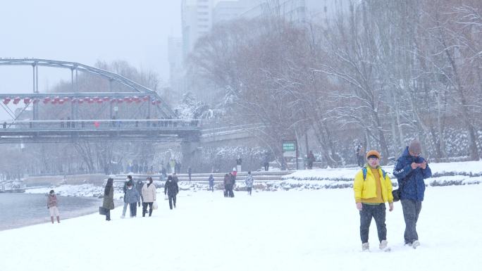 下雪天的黄河边