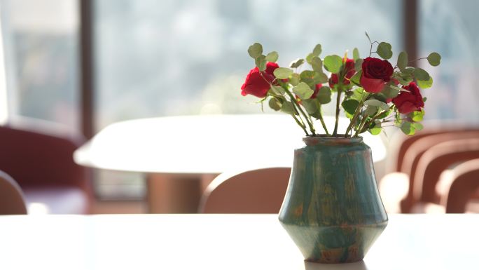 酒店民宿咖啡厅一束玫瑰花摆设实拍原素材