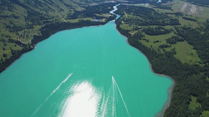 新疆阿拉泰喀纳斯湖夏季风光航拍