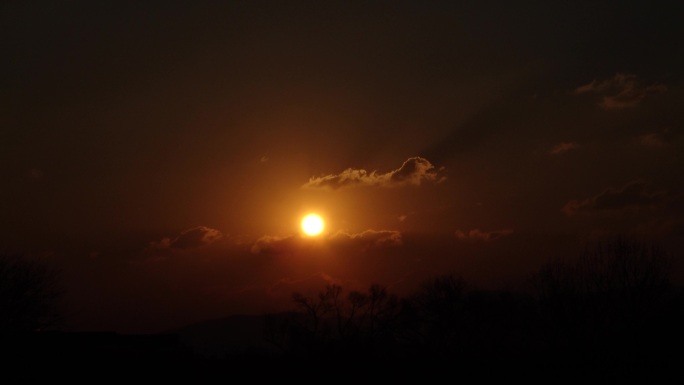 冲出云雾升起的的太阳晨曦日出日落橘色天空