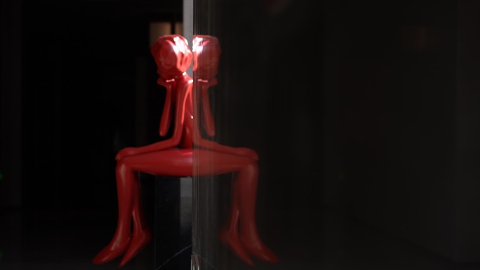 阳光下红色女孩雕塑摆件酒店走廊艺术民宿
