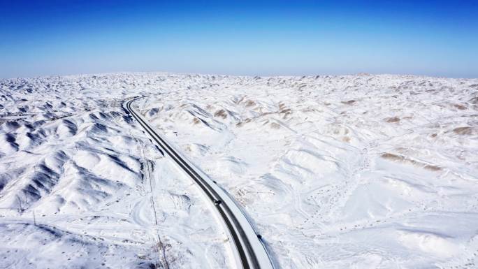 祁连山雪景 隔壁 沙漠雪景 雪天路面