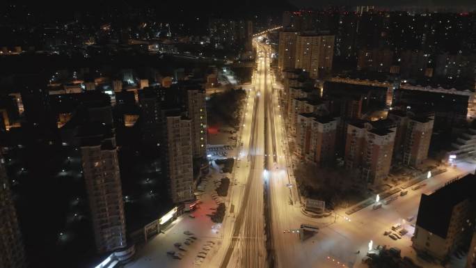 空无一人的雪夜航拍冰雪路