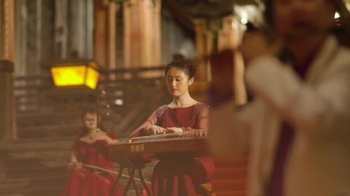 古风民乐在宫殿台阶上演奏