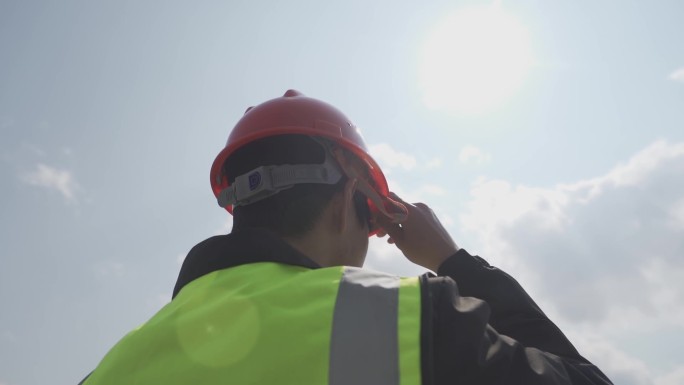 工人戴安全帽背影安全生产概念视频房地产