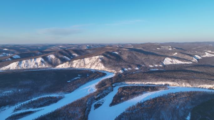 航拍大兴安岭激流河山林雪景