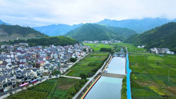 山涧汹涌奔腾的河流小溪清澈水自然人造景观