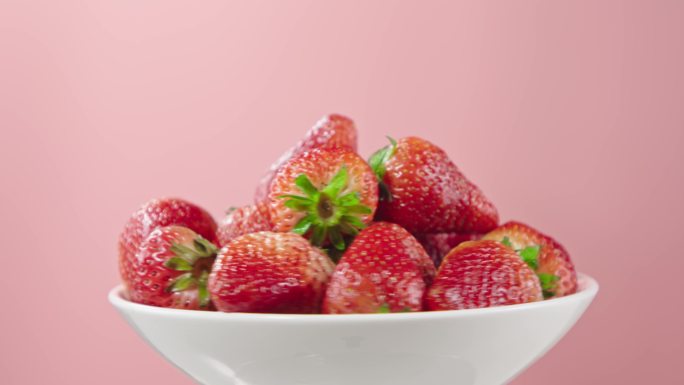 草莓在盘子里旋转展示