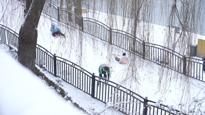 小孩玩雪