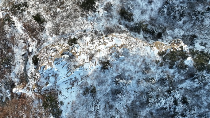 航拍俯瞰山东威海古陌岭雪后的山脊线