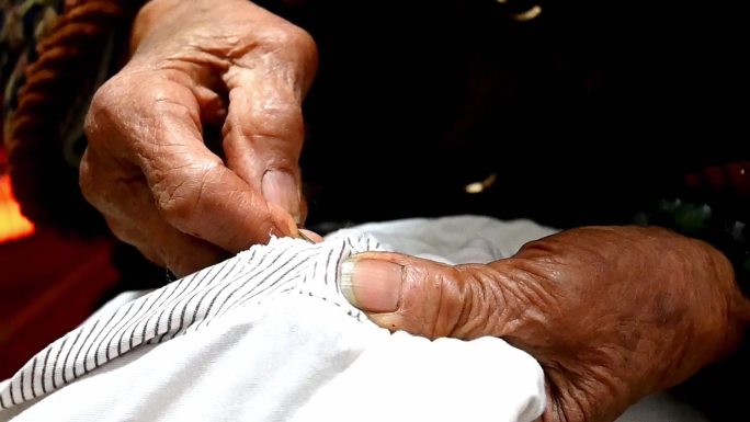 慈祥的老奶奶缝衣服-80高龄的伤感视频