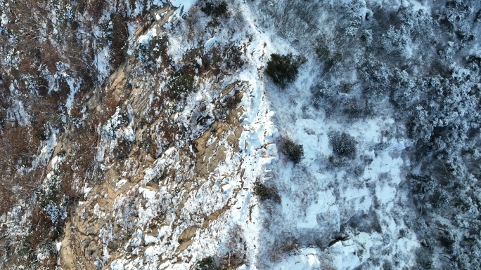 航拍俯瞰山东威海雪后的古陌岭山脊线