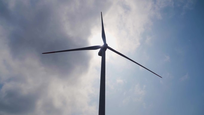 绿色能源风能风力发电发风车转动剪影