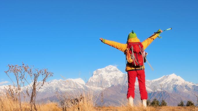 在雪山徒步旅行的美女