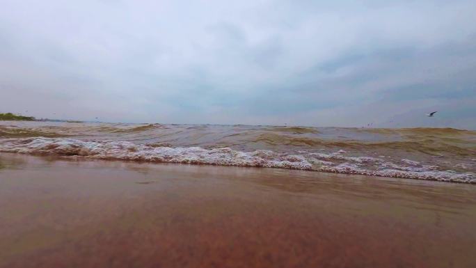 春天美丽的普吉岛红色海滩浪花海浪