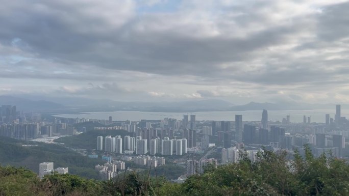 山顶俯瞰城市