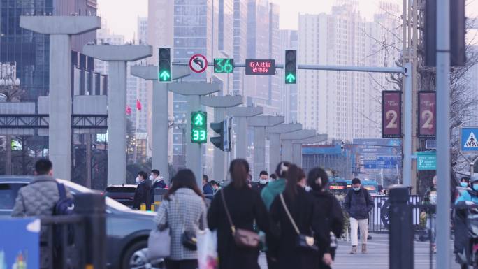 贵阳街头等红绿灯过马路的人