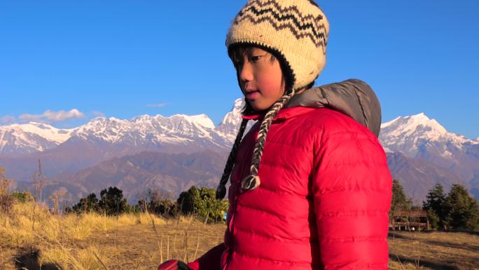 勇敢的小男孩在雪山徒步