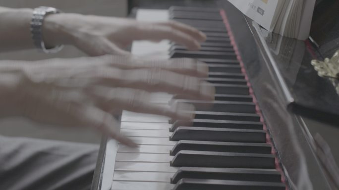 【4K灰度】男子弹钢琴手指特写