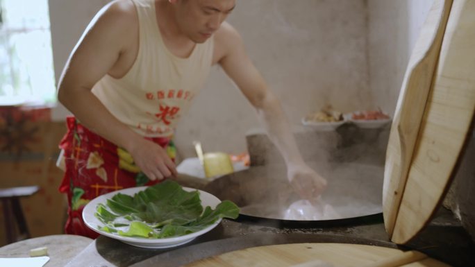 男子在农村卤味煮鸭子