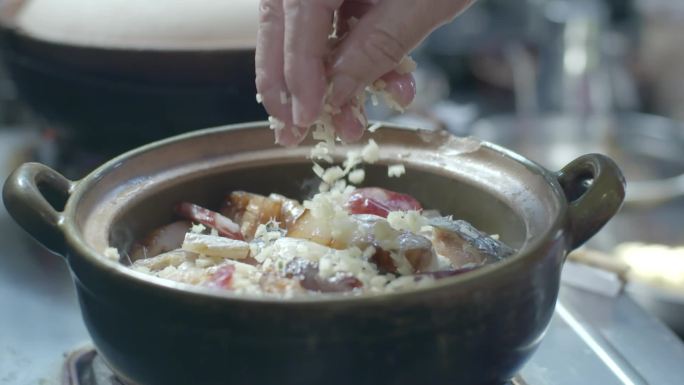 广式煲仔饭腊肉腊肠鱼干烘饭传统美食制作