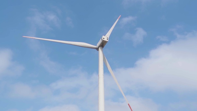 风力发电山顶大风车转动新能源绿色能源风能
