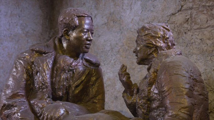 孔繁森纪念馆内孔繁森和老奶奶雕塑C015