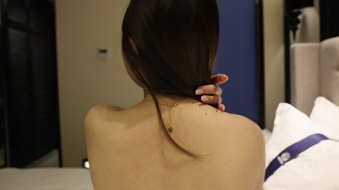 人像身体：美女的后背与正在整理的头发