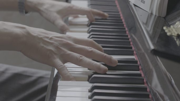 【4K灰度】男人弹钢琴指法特写