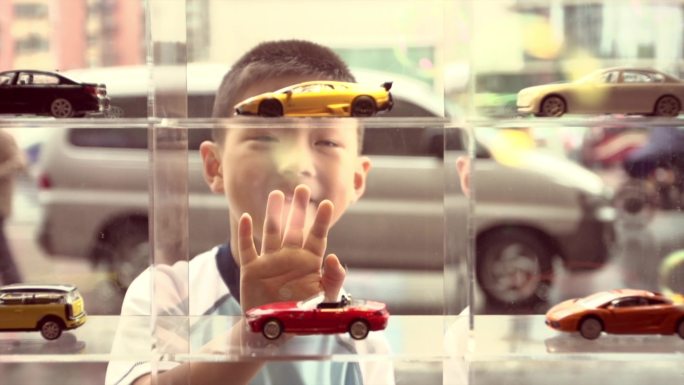 童年记忆时光小男孩羡慕橱窗内的玩具车