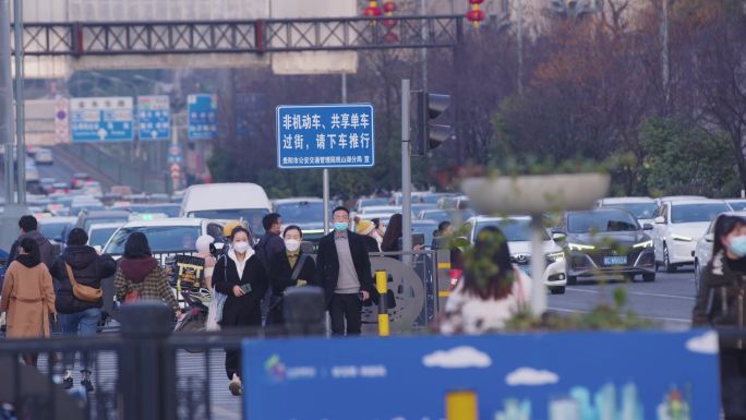 城市街道路人过马路