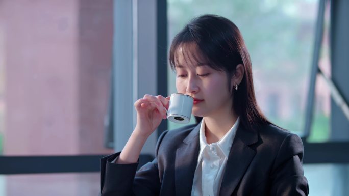 【4K】现代商务职场美女办公喝咖啡
