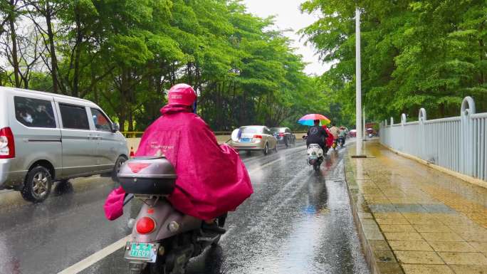 下雨路上的行人 雨天路上的车辆 绿城南宁