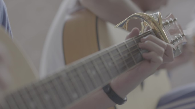 【4K灰度】弹吉他手指特写吉他练习
