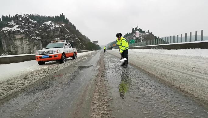 高速交警下雪天道路抢修抢险保障