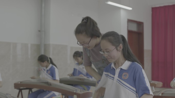 【4K灰度】高中老师指导学生练习古筝