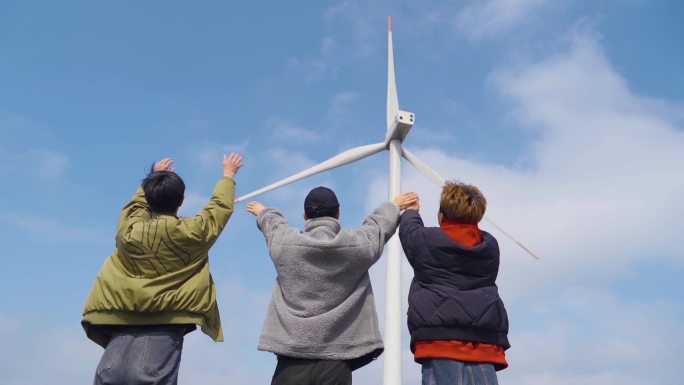 阳光少年成功登顶山顶仰望天空挥手呐喊庆祝