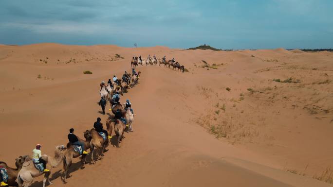 航拍腾格里沙漠骑骆驼4K素材