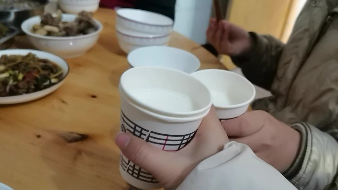 纸杯碰杯+新年祝福